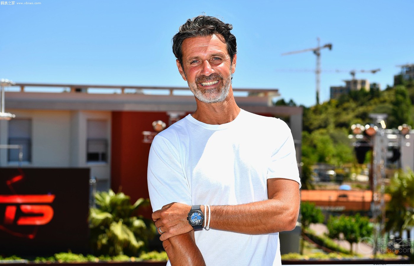 尽管他的职 尽管他的职